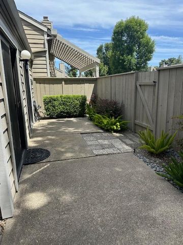 2021 Cedar Ridge Dr, Stockton, CA 95207