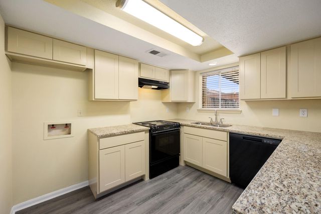 907 Garden Walk Drive, La Porte, TX 77571
