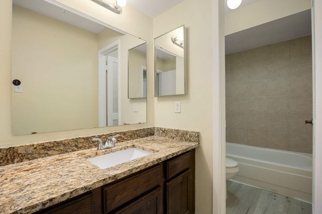 907 Garden Walk Drive, La Porte, TX 77571