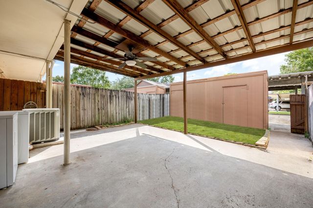 907 Garden Walk Drive, La Porte, TX 77571