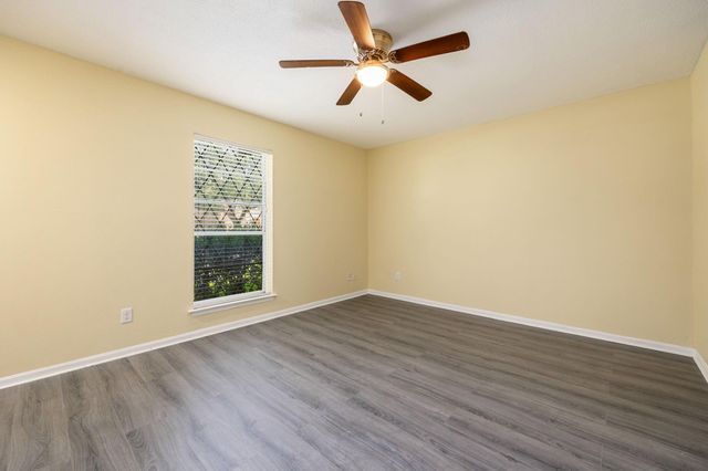 907 Garden Walk Drive, La Porte, TX 77571