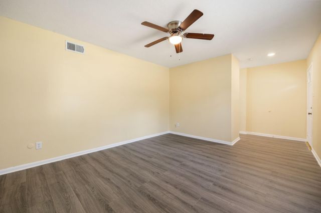907 Garden Walk Drive, La Porte, TX 77571