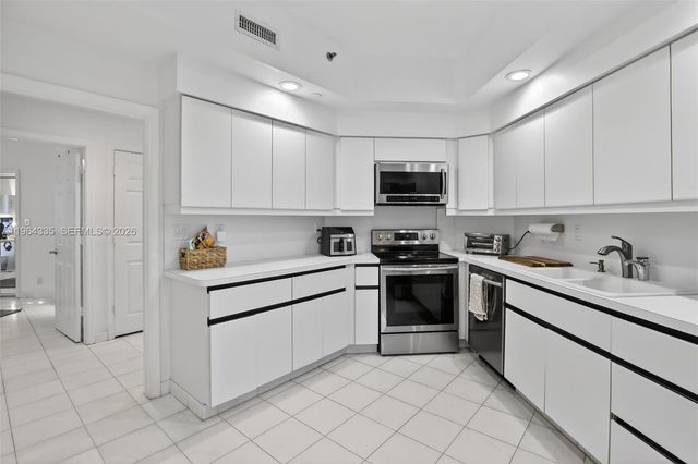 3500 Island Boulevard D201, Aventura, FL 33160