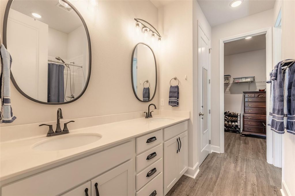 Image 17 of property listing at 1094 RIVER FALLS CIRCLE, Deland, FL 32720