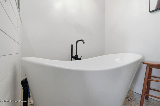 7206 Hollow Creek Rd, Louisville, KY 40228