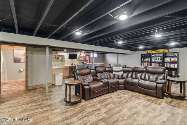 7206 Hollow Creek Rd, Louisville, KY 40228