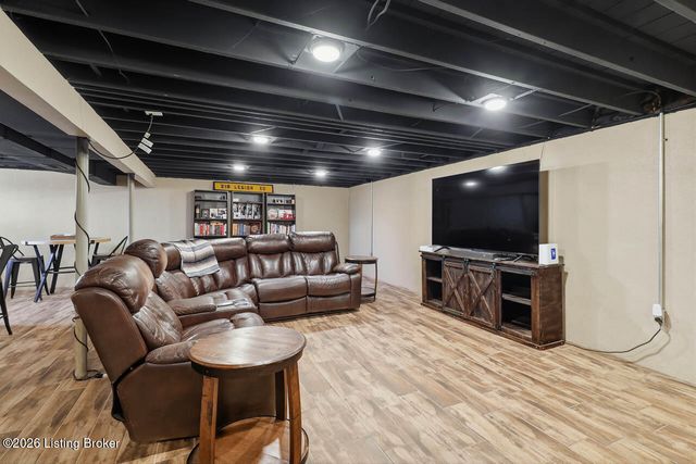 7206 Hollow Creek Rd, Louisville, KY 40228