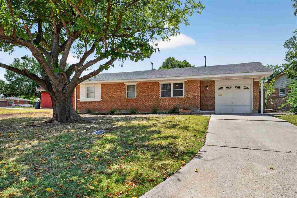 5618 NW Eisenhower Dr, Lawton, OK 73505