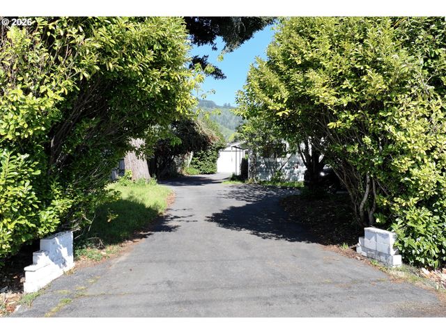 15931 OCEANVIEW Dr, Brookings, OR 97415