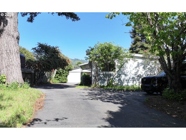 15931 OCEANVIEW Dr, Brookings, OR 97415