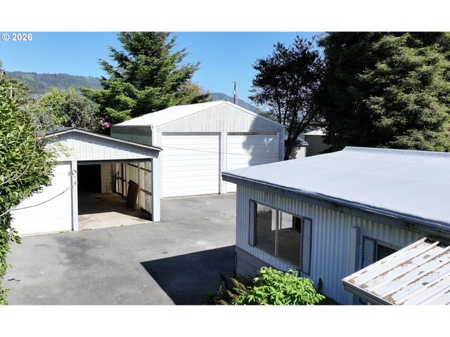 15931 OCEANVIEW Dr, Brookings, OR 97415