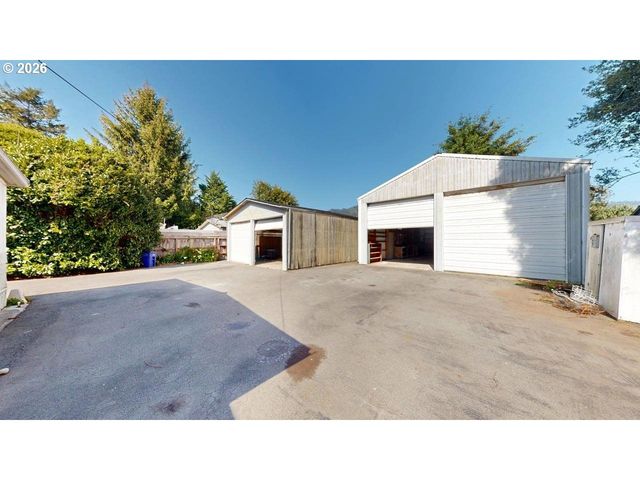 15931 OCEANVIEW Dr, Brookings, OR 97415