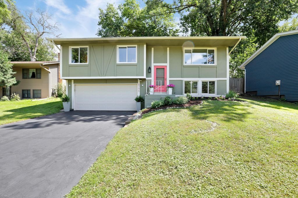 6795 Woodhill Trail, Eden Prairie, MN 55346