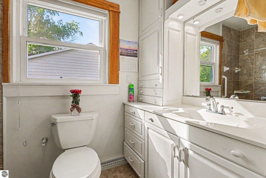 Image 15 of property listing at 1210 Glenwood Drive, Mt Pleasant, MI 48858
