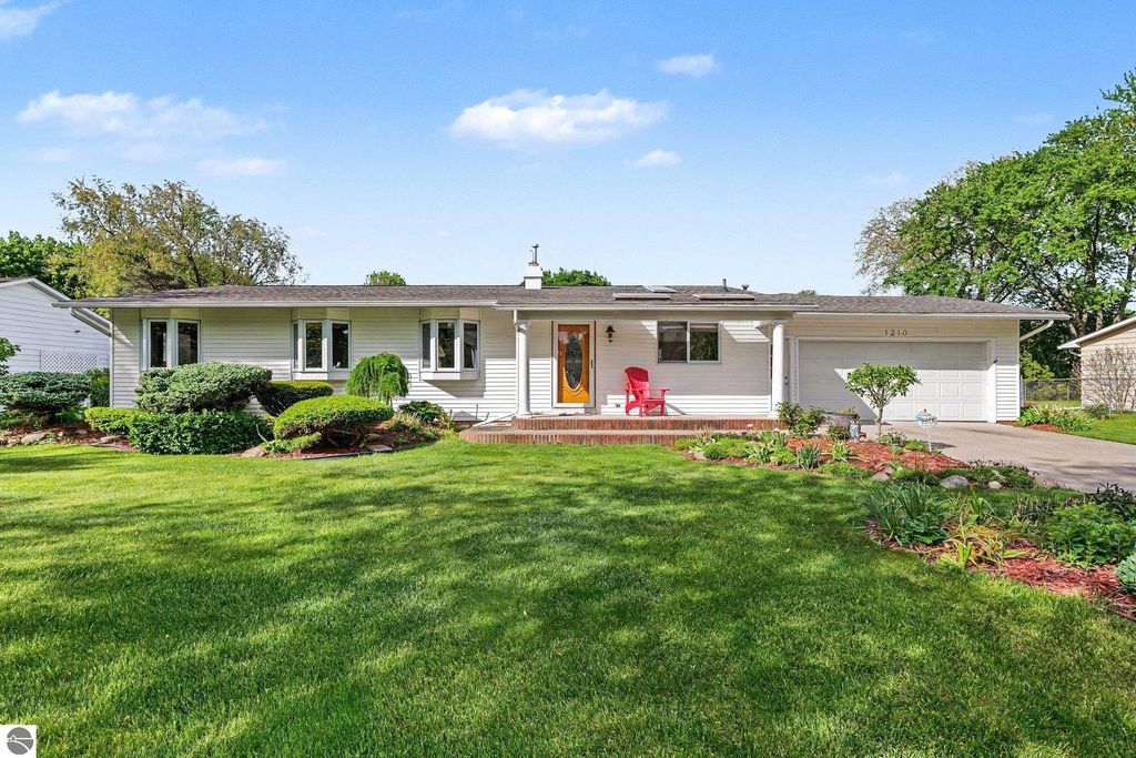 Image 3 of property listing at 1210 Glenwood Drive, Mt Pleasant, MI 48858