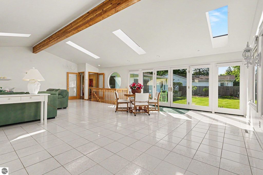 Image 6 of property listing at 1210 Glenwood Drive, Mt Pleasant, MI 48858
