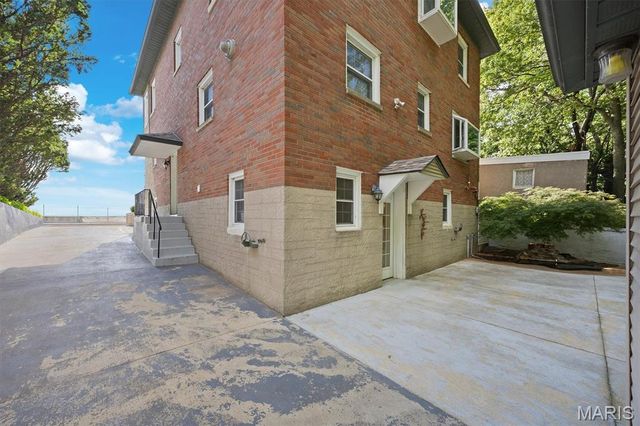 711 Riverview Drive, Alton, IL 62002