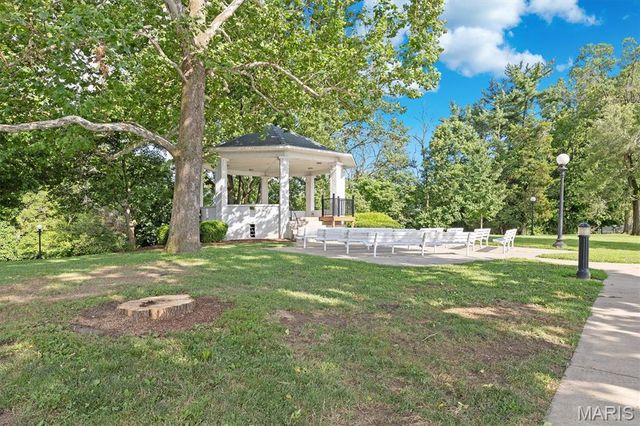 711 Riverview Drive, Alton, IL 62002