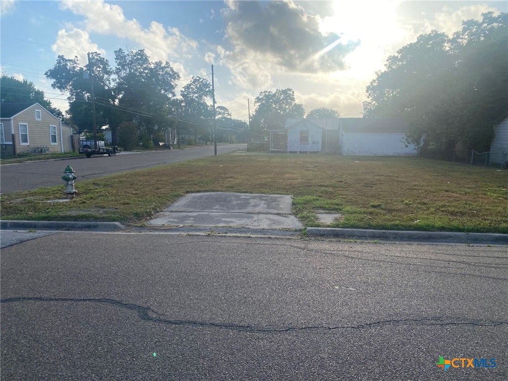 Image 1 of property listing at 808 N Jecker Street, Victoria, TX 77901