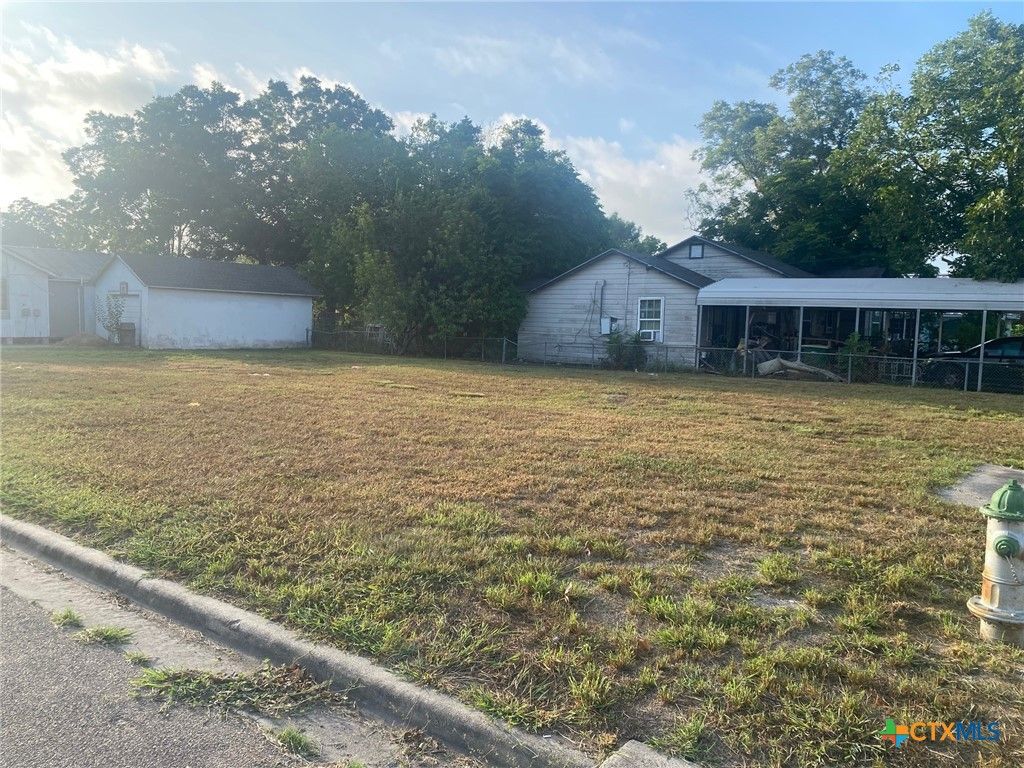 Image 2 of property listing at 808 N Jecker Street, Victoria, TX 77901
