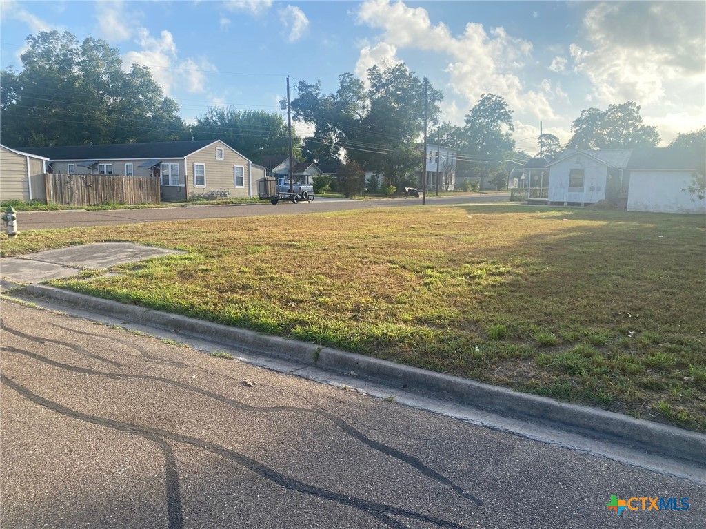 Image 3 of property listing at 808 N Jecker Street, Victoria, TX 77901