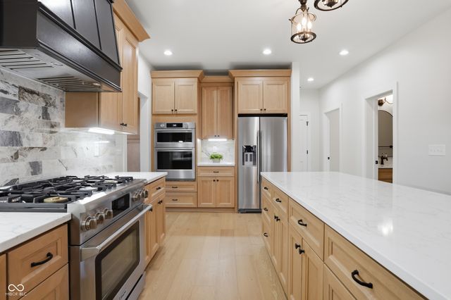 490 W Poplar Street, Zionsville, IN 46077