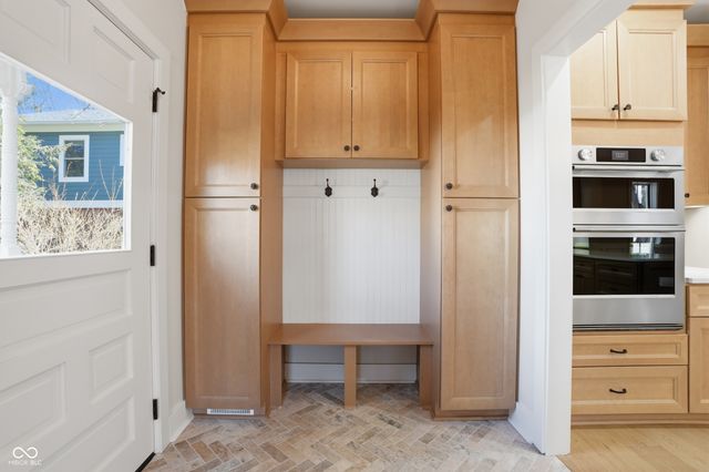 490 W Poplar Street, Zionsville, IN 46077