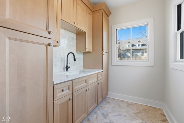 490 W Poplar Street, Zionsville, IN 46077