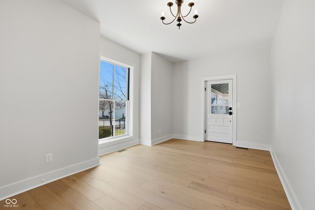 490 W Poplar Street, Zionsville, IN 46077