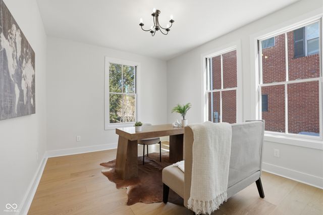 490 W Poplar Street, Zionsville, IN 46077