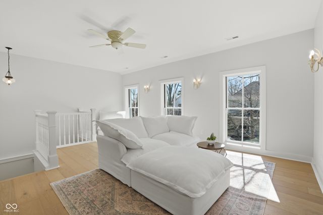 490 W Poplar Street, Zionsville, IN 46077