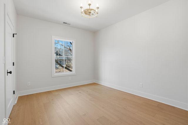 490 W Poplar Street, Zionsville, IN 46077