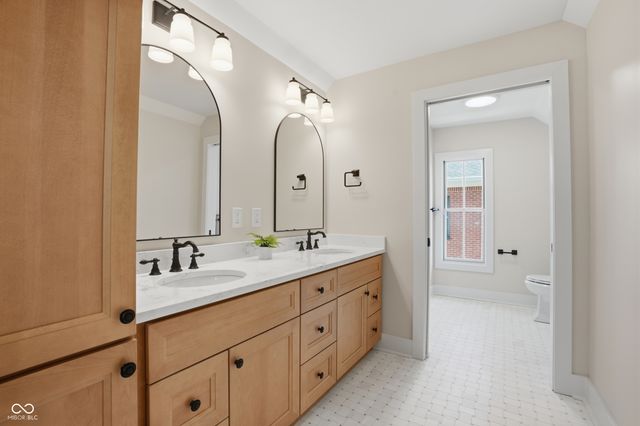 490 W Poplar Street, Zionsville, IN 46077