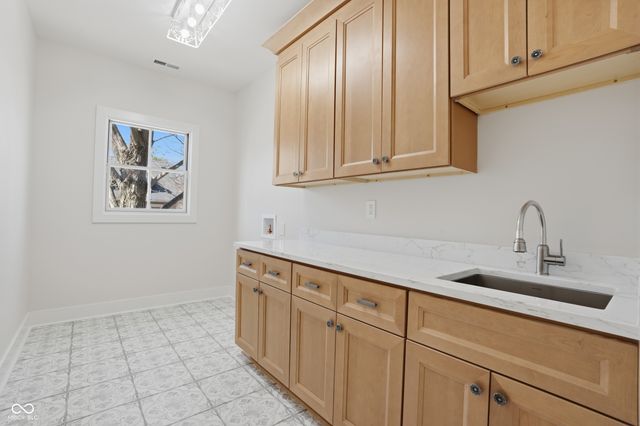 490 W Poplar Street, Zionsville, IN 46077