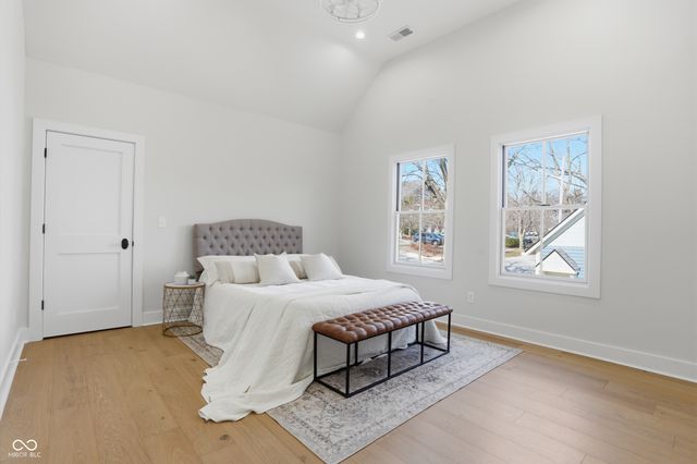 490 W Poplar Street, Zionsville, IN 46077