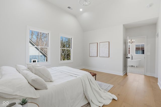 490 W Poplar Street, Zionsville, IN 46077