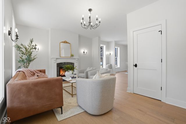 490 W Poplar Street, Zionsville, IN 46077