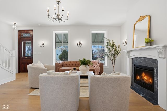 490 W Poplar Street, Zionsville, IN 46077