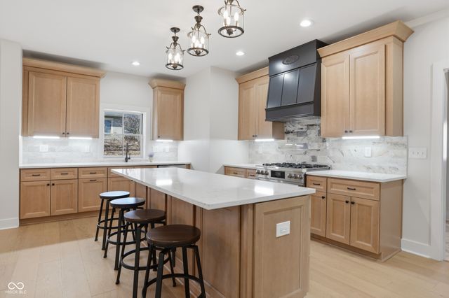 490 W Poplar Street, Zionsville, IN 46077