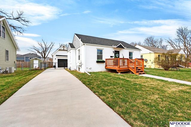 202 Hollostone Drive, Blair, NE 68008