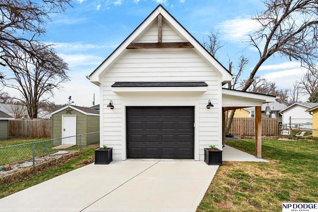 202 Hollostone Drive, Blair, NE 68008