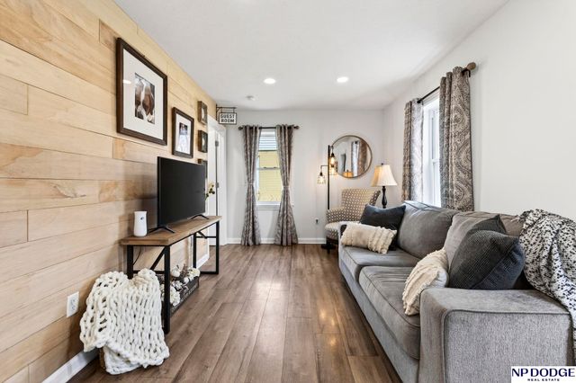 202 Hollostone Drive, Blair, NE 68008