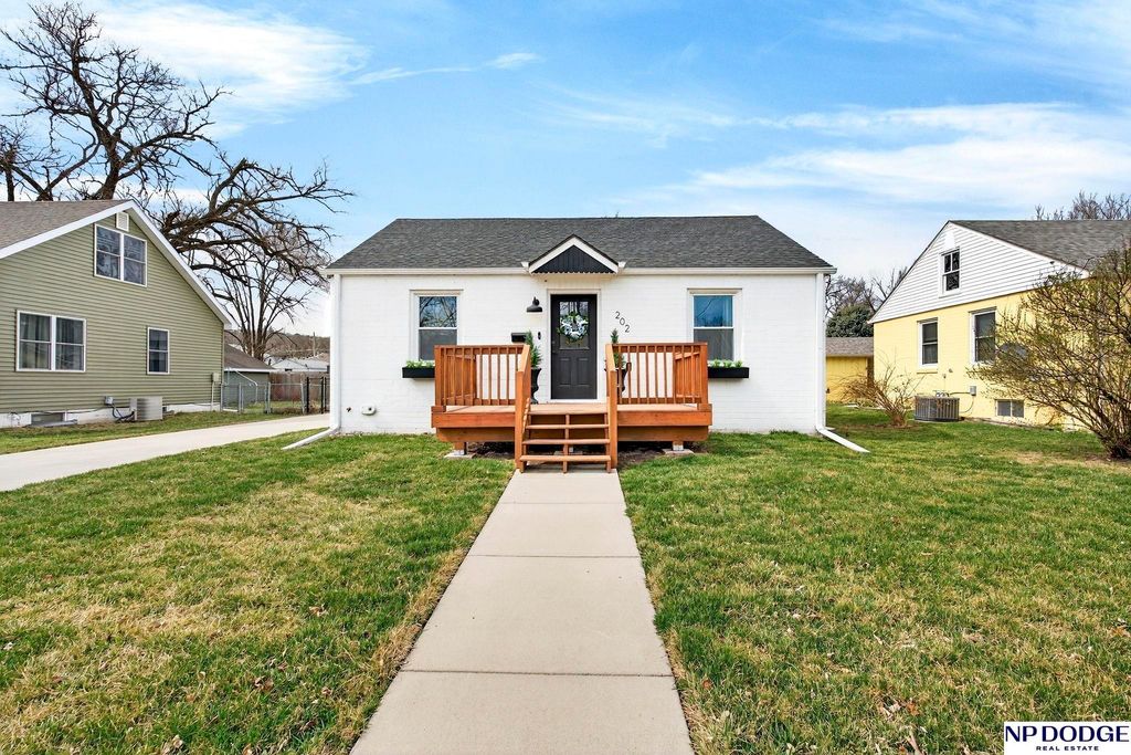 202 Hollostone Drive, Blair, NE 68008