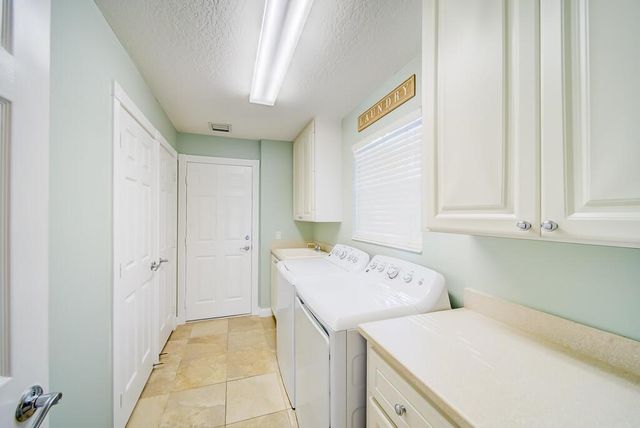 8199 Saint Johns Court, Wellington, FL 33414