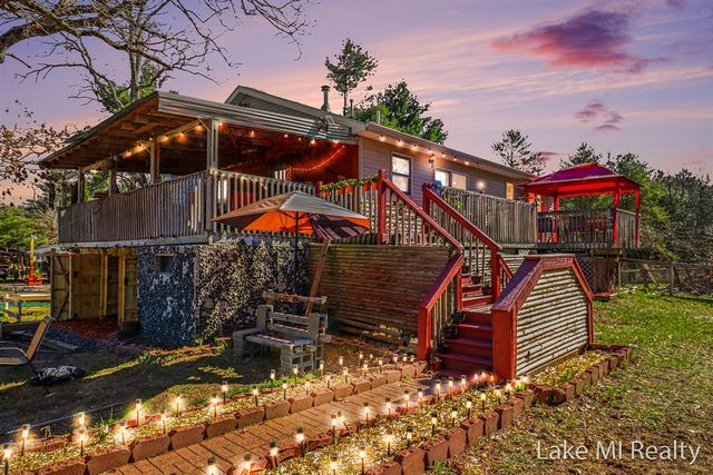 1889 E 40th Street, White Cloud, MI 49349