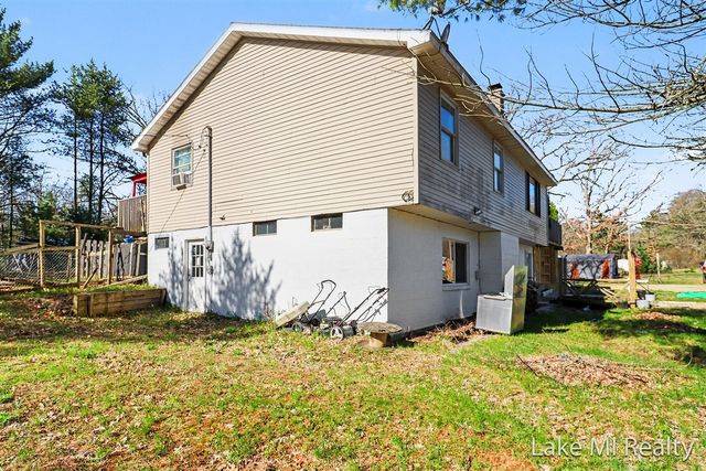 1889 E 40th Street, White Cloud, MI 49349
