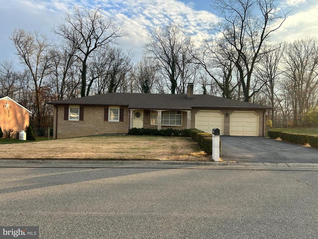 10701 OAK FOREST DR, Hagerstown, MD 21740