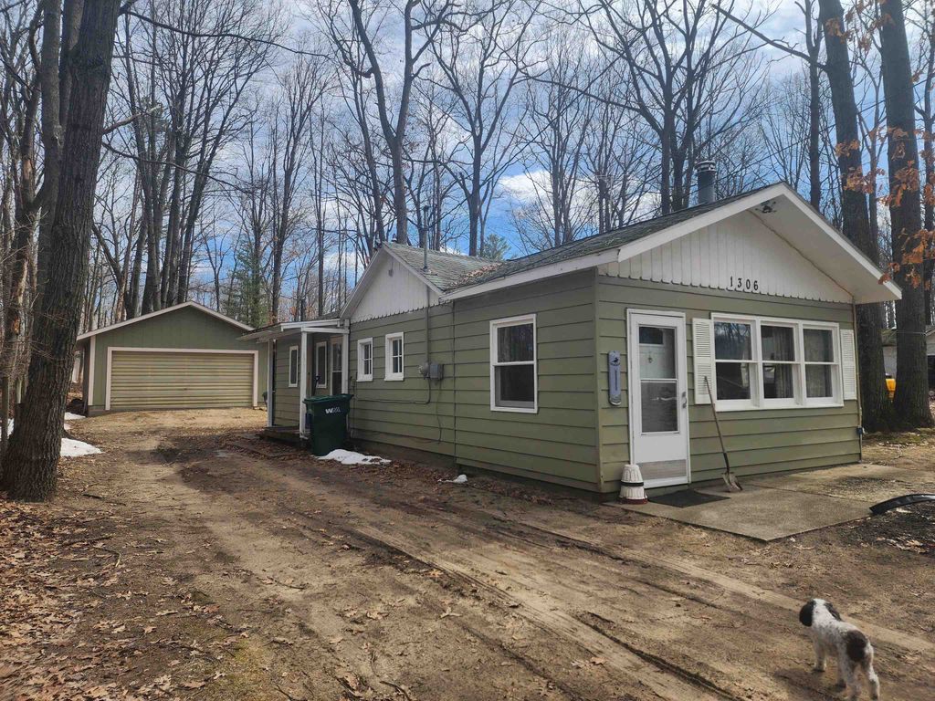 1306 Russell Drive, Harrison, MI 48625