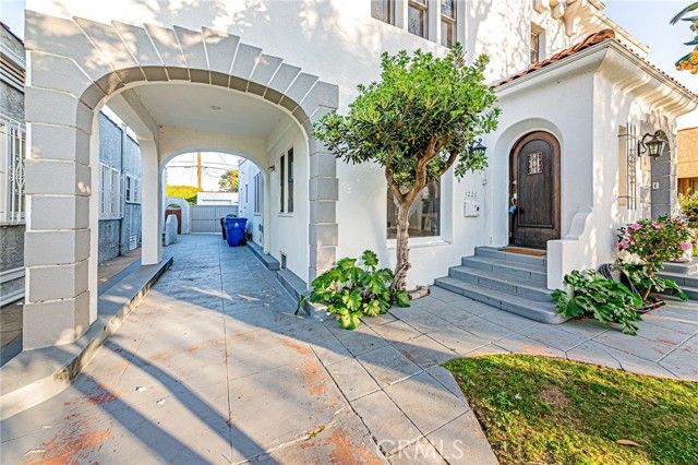 1226 Meadowbrook, Los Angeles, CA 90019