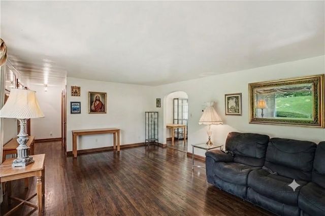 46 Laurel Ridge Rd, Coraopolis, PA 15108